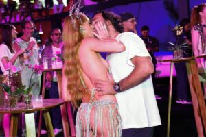 Marina Ruy Barbosa beija o noivo