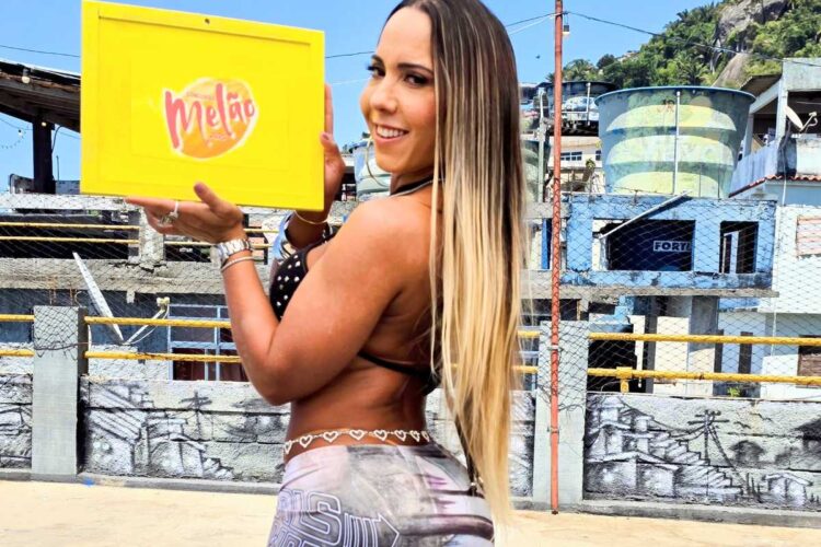 Mulher Melão em gravação de Deborah Secco no Vidigal