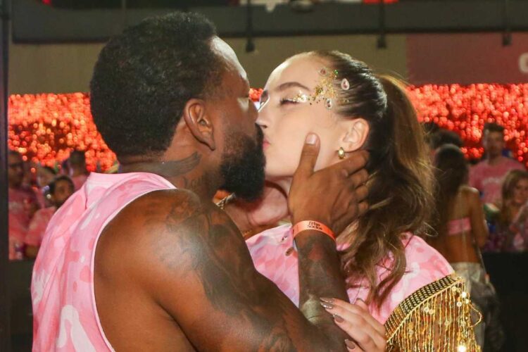 Nego do Borel beijando a namorada no Carnaval do Rio de Janeiro