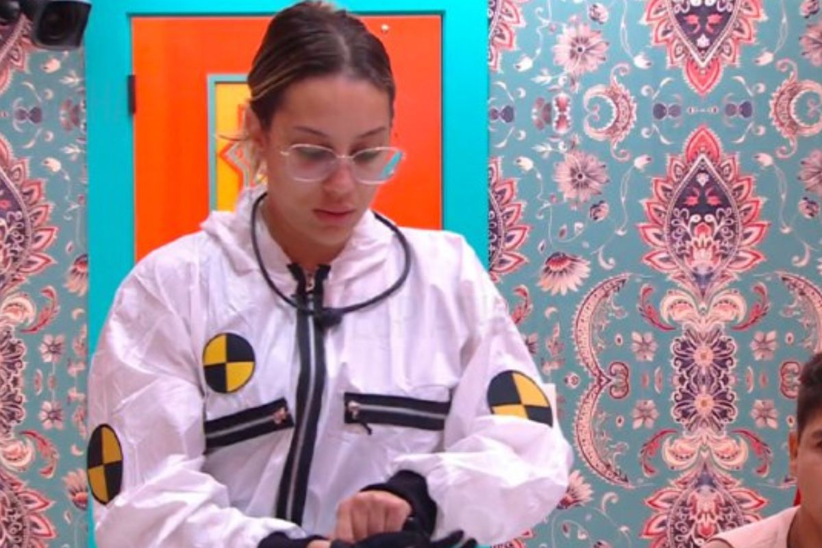 Renata no BBB 25 vestindo roupa de Dummie