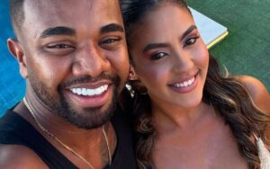Davi Brito será pai e anuncia gravidez de Adriana Paula em live no Instagram