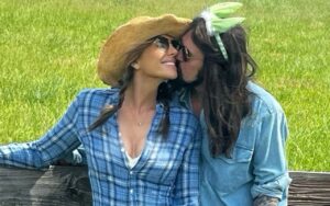 Elizabeth Hurley e Billy Ray Cyrus estão namorando