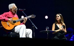 Gilberto Gil canta com Sandy - Foto: Leo Franco / AgNews
