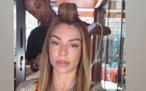Grazi Massafera corta o cabelo sozinha e fala de cuidados