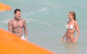 MC Daniel se refresca tomando uma ducha na praia - Foto: Dilson Silva / AgNews