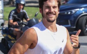 Nicolas Prattes corre na orla do Rio de Janeiro — Foto: Dilson Silva/AgNews