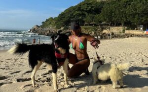 Rebeca Andrade na praia com cachorros – Foto: Reprodução/Instagram