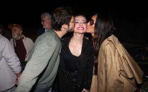 Sabrina Sato e Nicolas Prattes foram prestigiar Giselle Prattes no teatro – Foto: Rogério Fidalgo AgNews