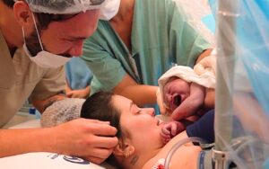 Viih Tube mostra parto de Ravi, seu segundo filho com Eliezer — Foto: Reprodução/Youtube