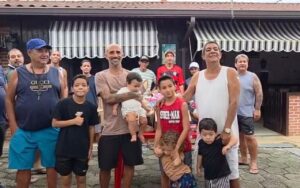 Zeca Pagodinho distribui ovos de Páscoa em Xerém