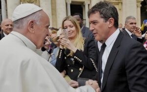 Antonio Banderas homenageia Papa Francisco após morte