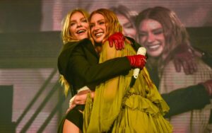 Luísa Sonza canta com Marina Ruy Barbosa em SP