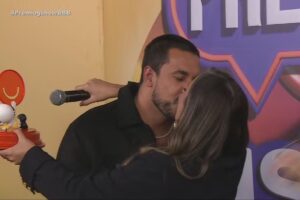 Maike e Renata se beijam fora do game