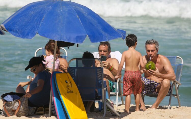 Alexandre Nero na praia com a família em praia — Foto: Dilson Silva:Agnewsunicopal do Rio - Foto: Rogério Fidalgo / Agnews