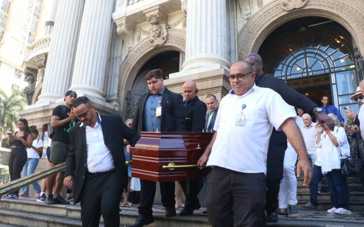 Corpo de Nana Caymmi deixa o Theatro Municopal do Rio - Foto_ Rogério Fidalgo_Agnews