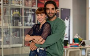 Solange (Alice Wegmann) e Afonso Roitman (Humberto Carrão) em 