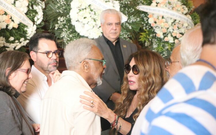 Elba Ramalho e Gilberto Gil no velório de Nana Caymmi — Foto: Rogério Fidalgo/Agnews