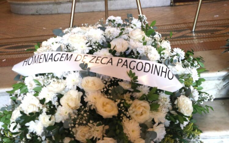 Corôa de flores enviada por Zeca Pagodinho- Foto_ Rogério Fidalgo_Agnews