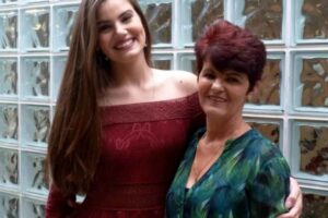 Camila Queiroz e a mãe