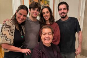Faustão ao lado da família