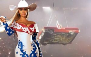 Beyncé fica pendurada no carro durante show