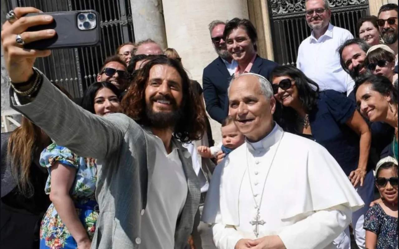 Jonathan Roumie encontra o Papa Leão XIV no Vaticano