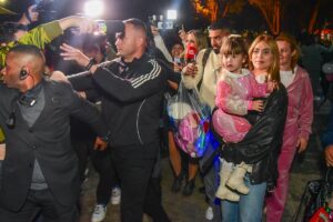 Virginia Fonseca causa tumulto ao lado das filhas