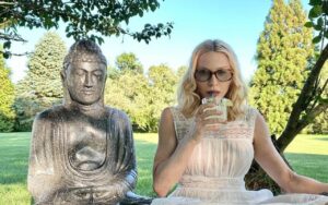 Madonna ironiza Trump tomando um drink e meditando