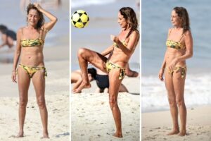 Andrea Beltrão joga altinha na praia de Copacabana