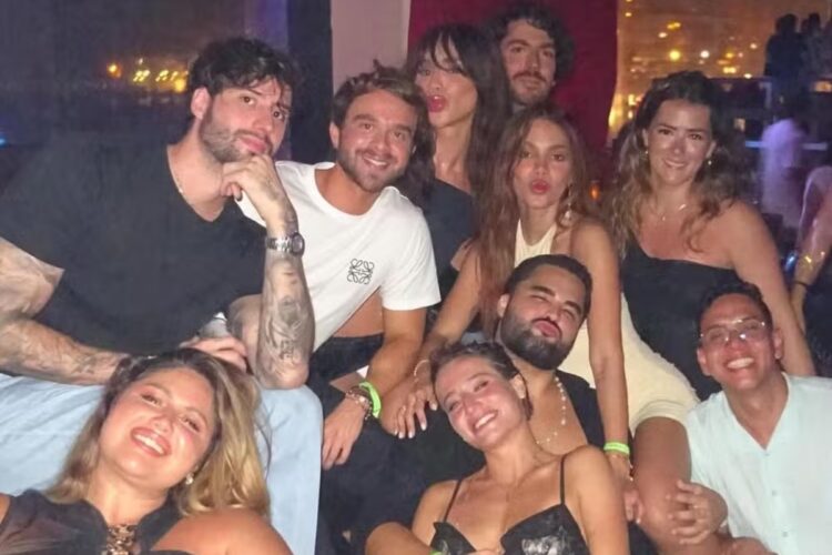 Anitta viaja com amigos pra Ibiza
