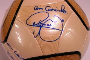 Bola de Neymar com autógrafo