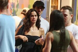 Bruna Marquezine deixa restaurante acompanhada
