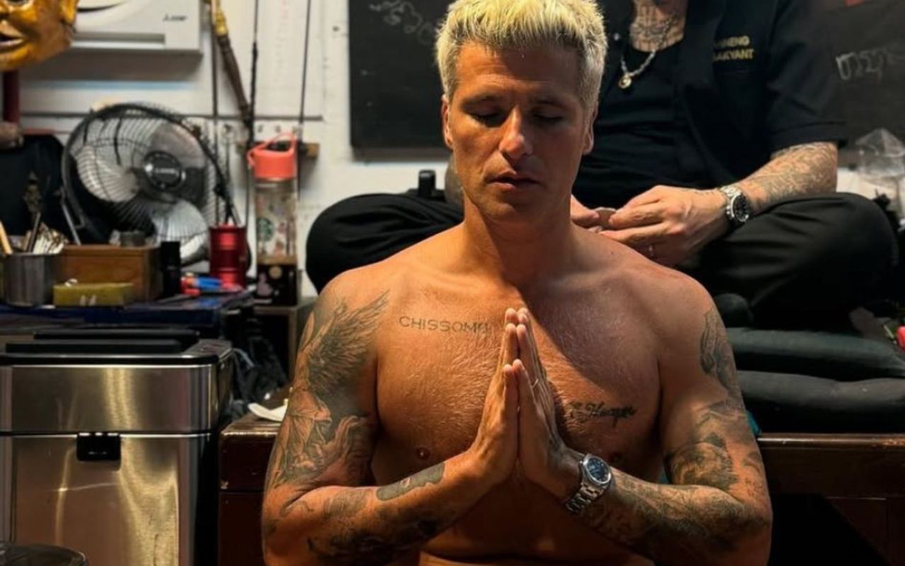 Bruno Gagliasso faz tatuagem sagrada durante viagem a Tailância