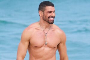 Cauã Reymond na praia