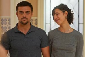 Nina (Flora Camolese) está desconfiada de que entre sua mãe, Filipa (Cláudia Abreu), e Danilo (Felipe Simas)