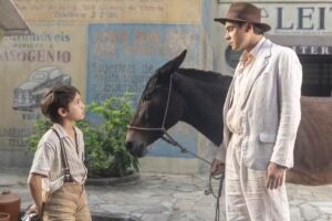 Candinho (Sergio Guizé) e o filho em 