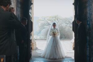 Vale Tudo - Fátima (Bella Campos) entra sozinha na igreja