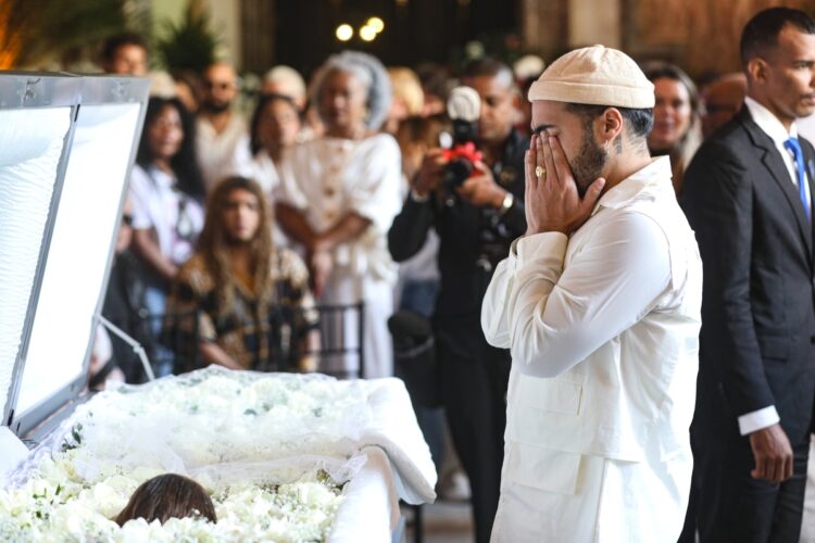 Francisco Gil chora no velório