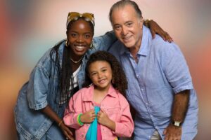 Leo (Clara Moneke), Sofia (Elis Cabral) e Abel (Tony Ramos) em Dona de Mim