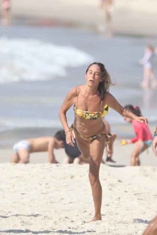 Andrea Beltrão joga altinha na praia de Copacabana