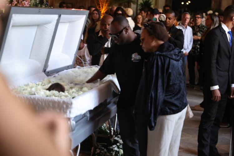 Thiaguinho chora muito no velório de Preta Gil