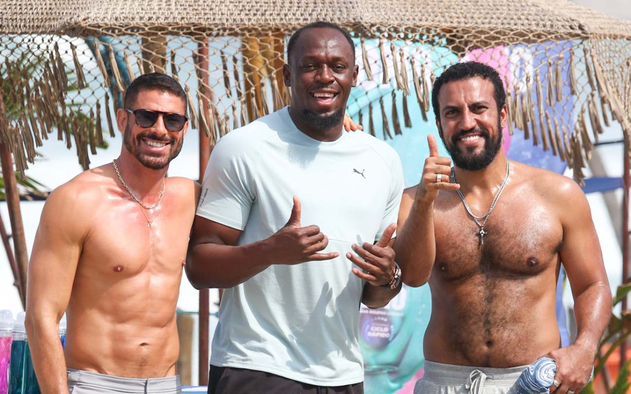 Cauã Reymond, Bolt e Ricardo Teodoro repetem o famoso gesto feito por Bolt em suas comemorações— Foto: Dilson Silva | AgNews