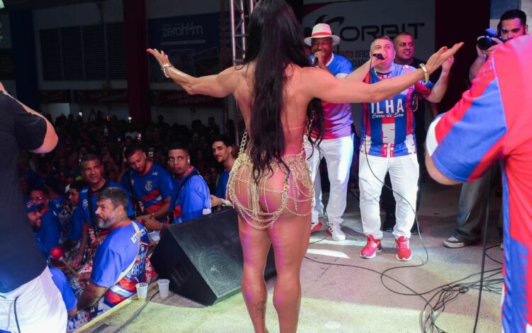 Gracyanne Barbosa volta a ser rain há da União da Ilha