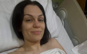 Jessie J é internada após cirurgia de câncer de mama