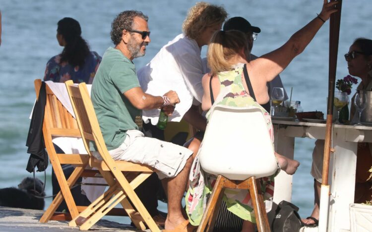 Marcos Palmeira curte domingo de sol com Gabriela Gastal - Foto: Dan Delmiro/AgNews