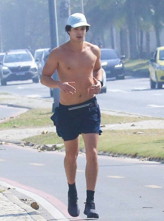 Pedro Waddington corre na orla da praia - Foto: Fabrício Pioyani/AgNews