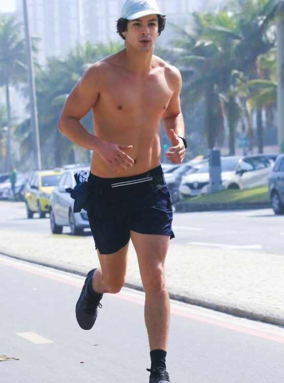 Pedro Waddington corre na orla da praia - Foto: Fabrício Pioyani/AgNews