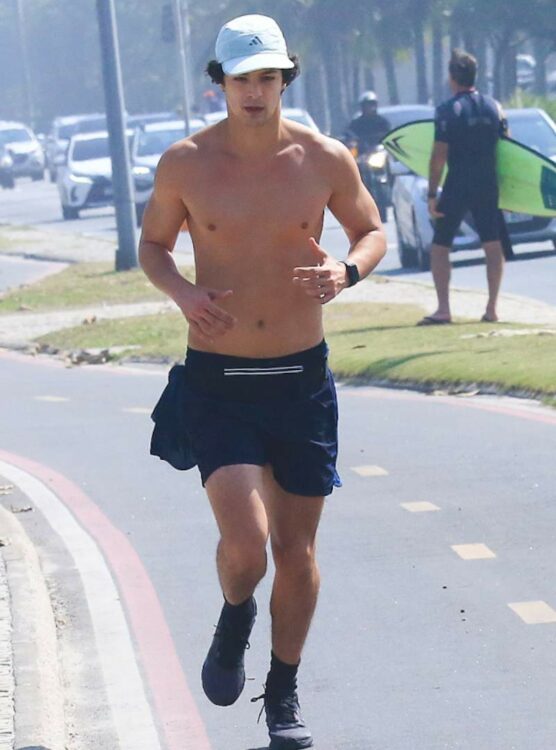 Pedro Waddington corre na orla da praia - Foto: Fabrício Pioyani/AgNews