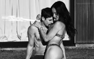 Sabrina Sato posa coladinha com Nicolas Prattes em novo ensaio