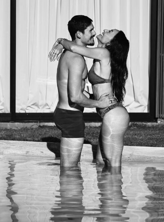 Sabrina Sato e Nicolas Prattes posam juntos em astral sensual